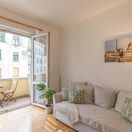 Riverside Balcony Apartment With View To Danube Budapest Exterior photo
