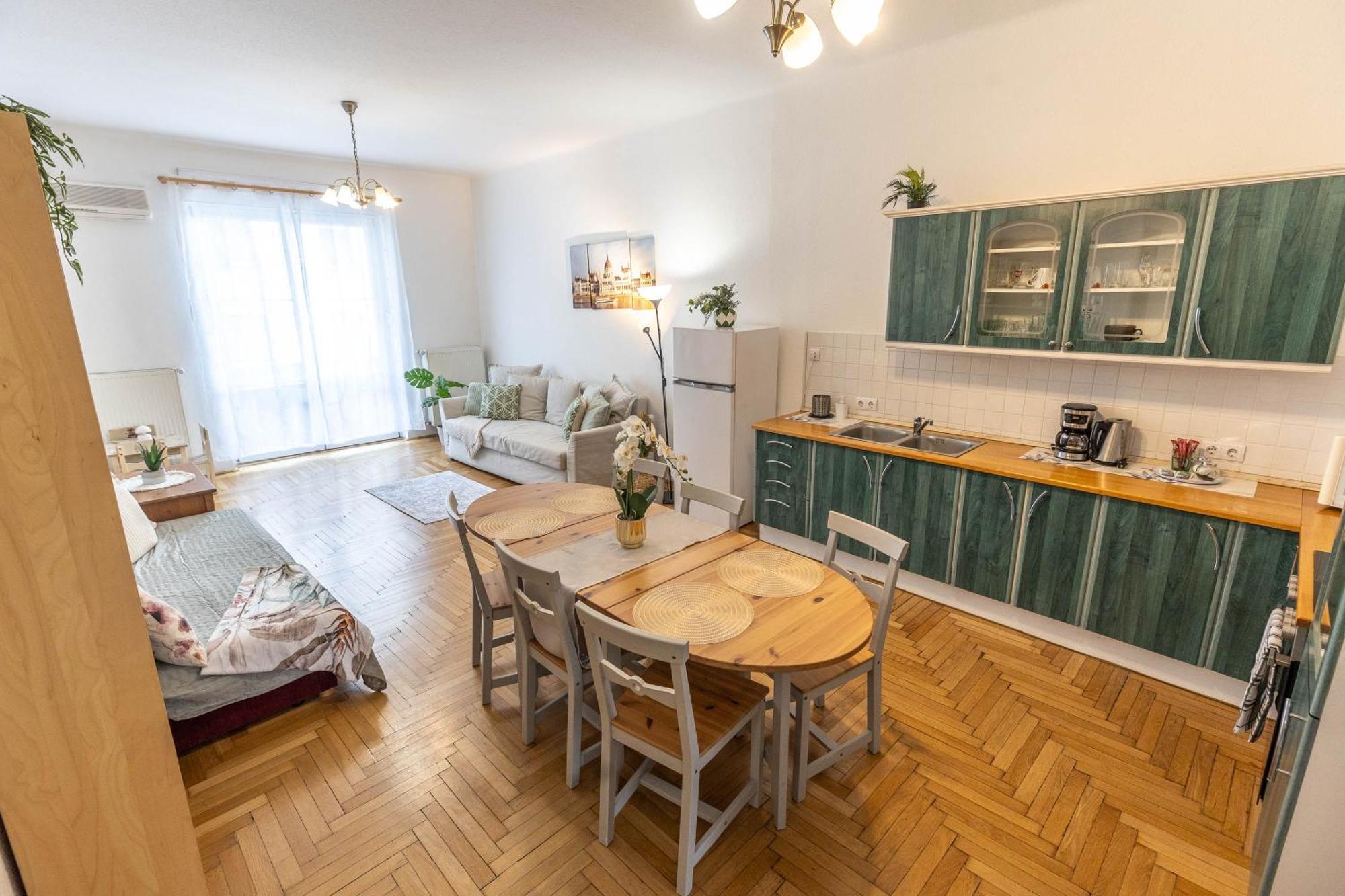 Riverside Balcony Apartment With View To Danube Budapest Exterior photo